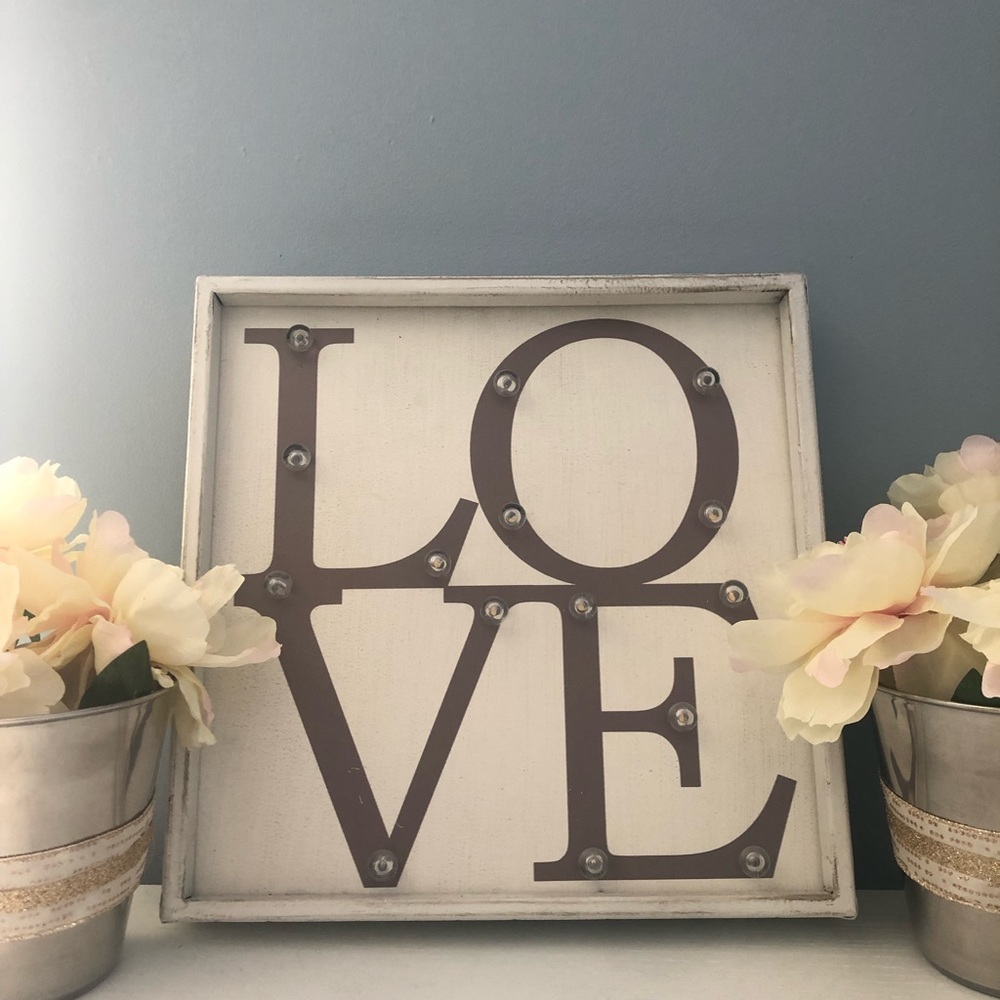 Home decor light-up ‘LOVE’ sign